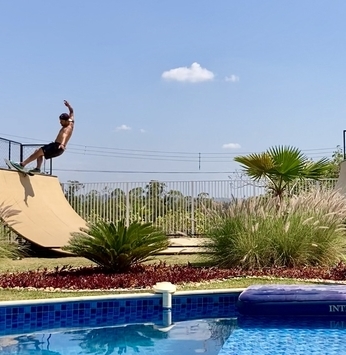 Proprietário no Ninho I instala rampa de skate no quintal da sua casa de campo