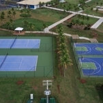 Vista aérea das quadras poliesportivas e de tênis